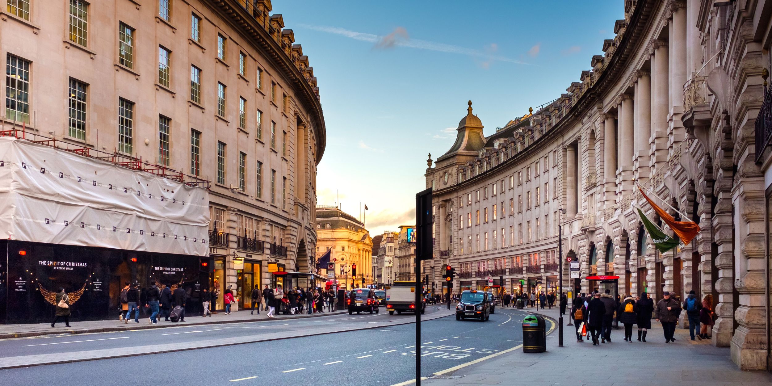 London city break walking tour of historical buildings