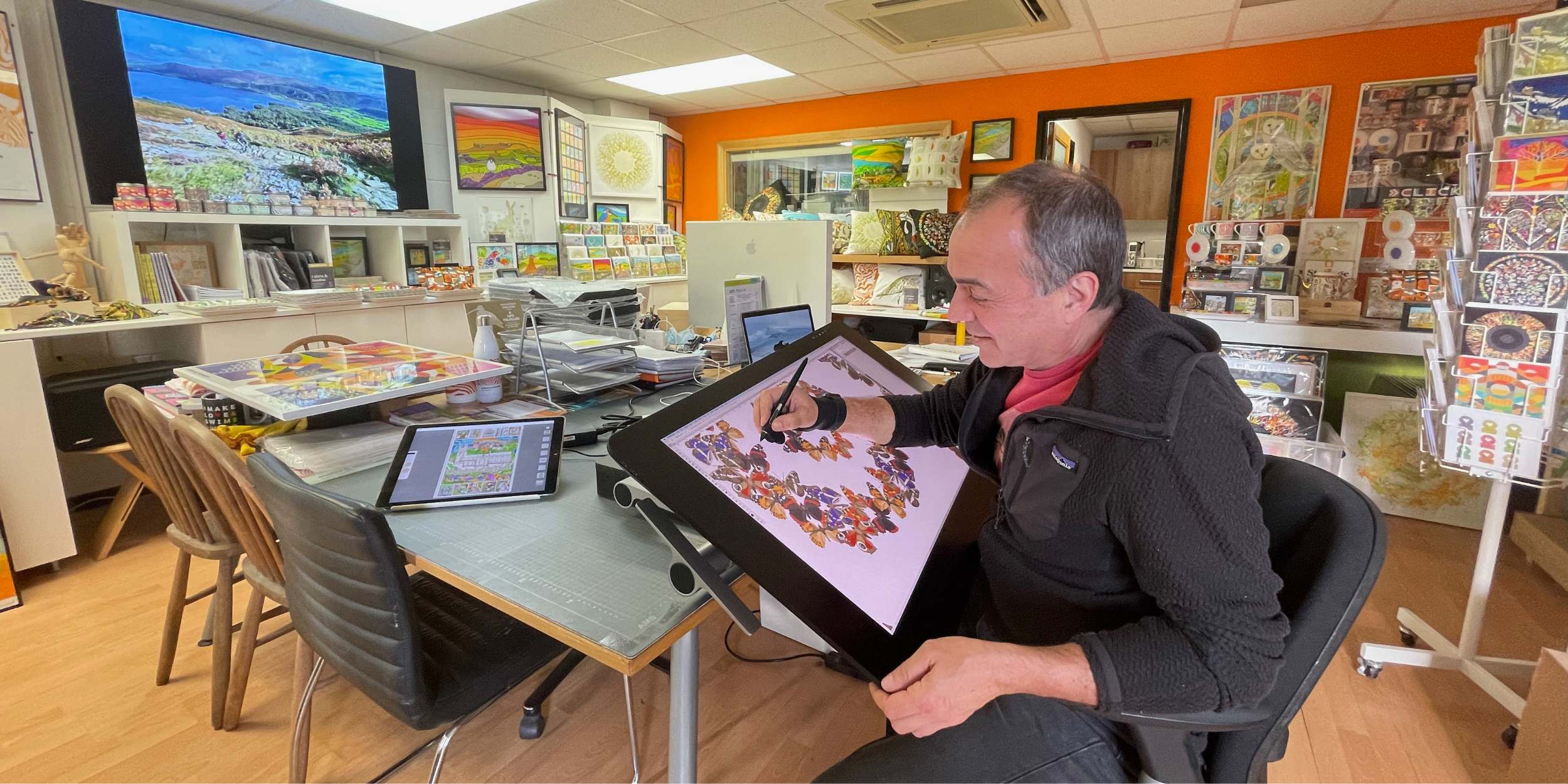 Si Homfrey in his Hathersage Gallery in Derbyshire