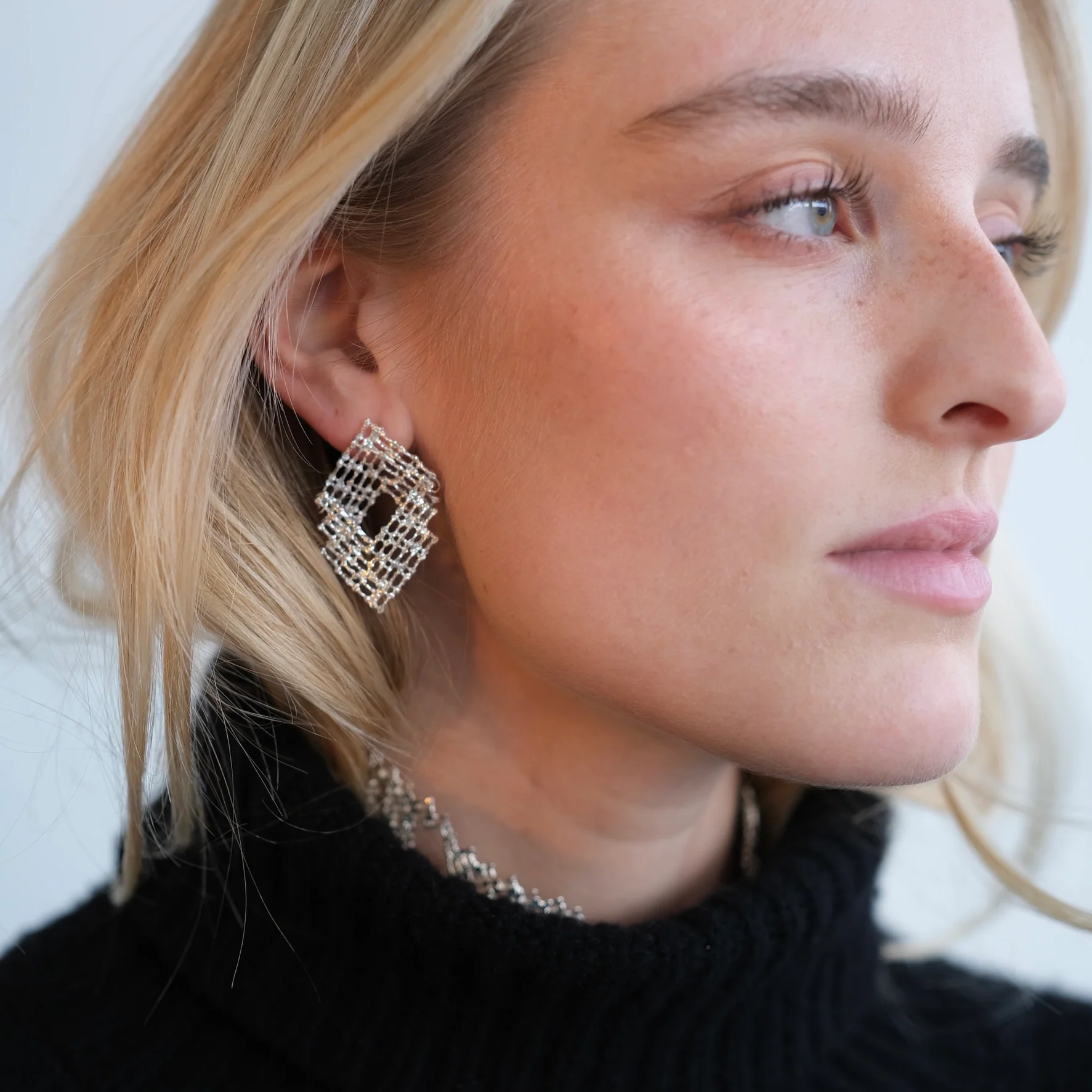 Aurum Jewellery ALVÖR earings in silver worn by a model