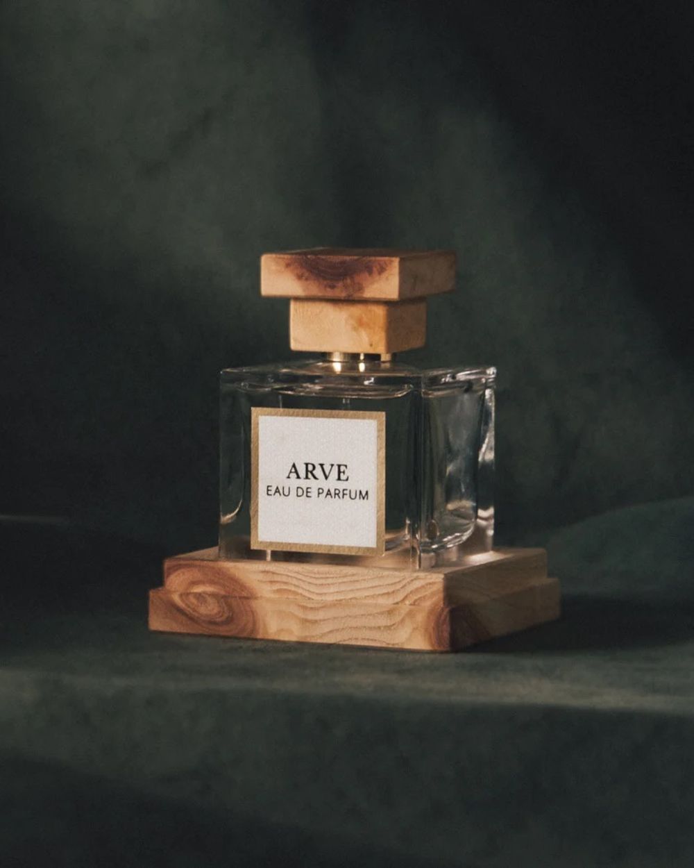 ARVE Parfum Chaleureux bottle with a black background