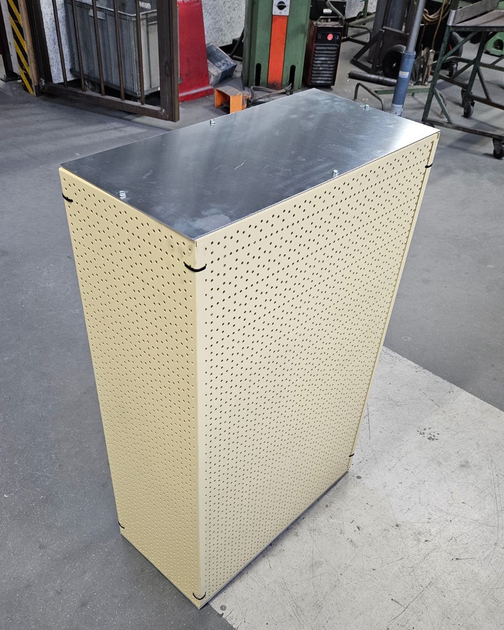 RUSE Upcycling Shop Fittings plinth